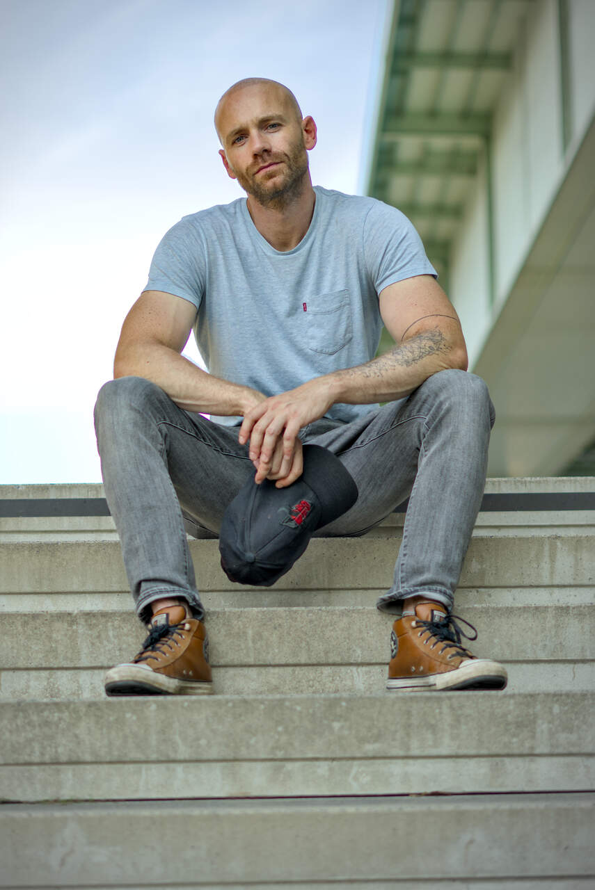 Dating Fotoshooting Outdoor – Mann mit natürlicher Ausstrahlung im Park